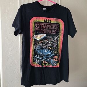 Stranger Things Graphic T-Shirt M + 2 unopened button packs
